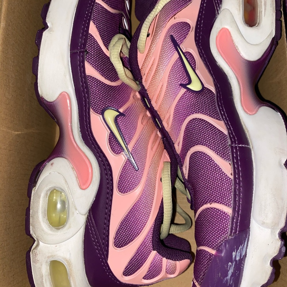 Pink and purple air max’s good shoe